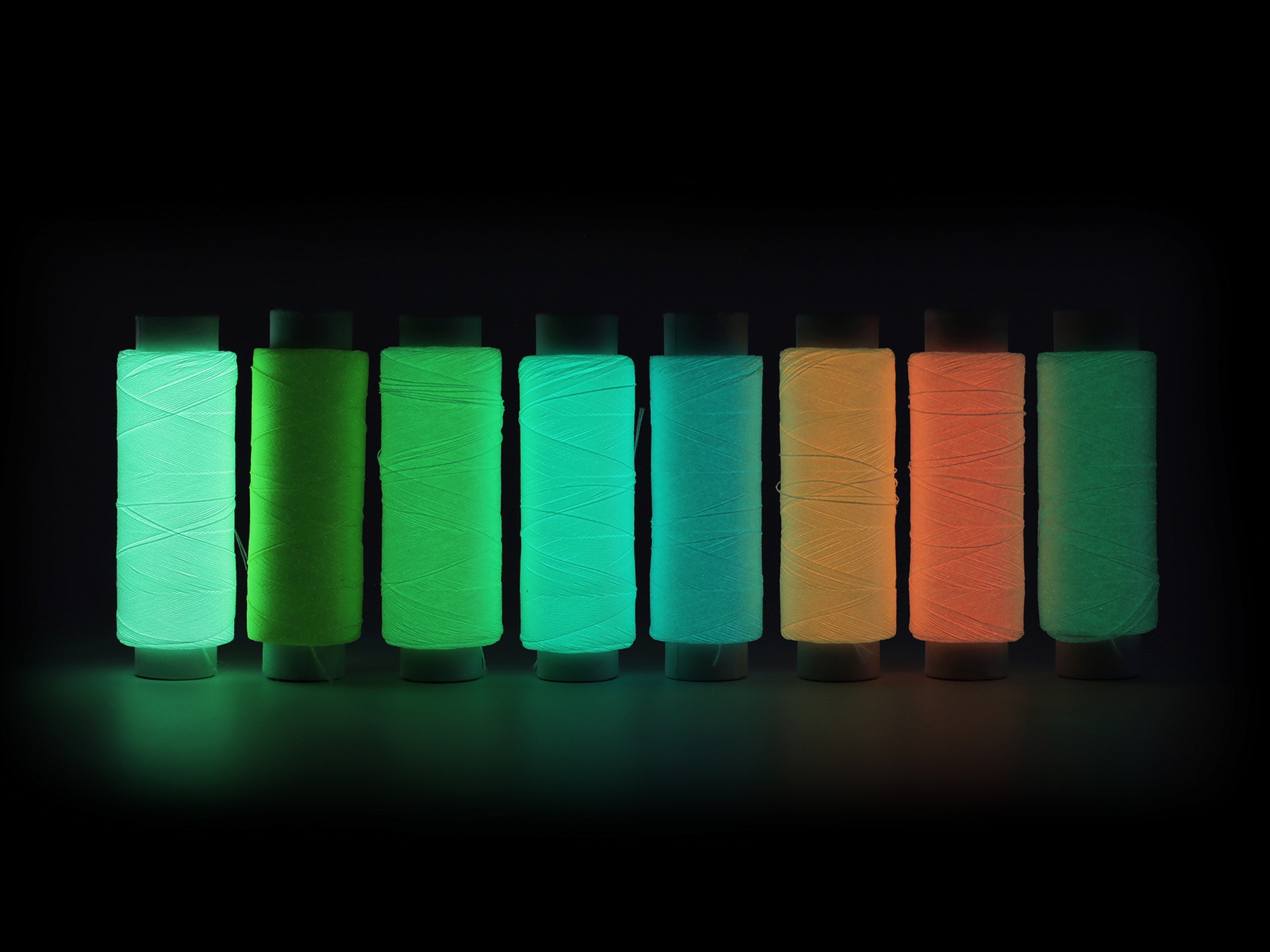 Vyšívací nit Lumina 200 m svítící ve tmě - 04 žlutozelená