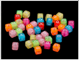 Korálky s barevnými písmenky 6x6 mm, cca 90 ks  - barevné