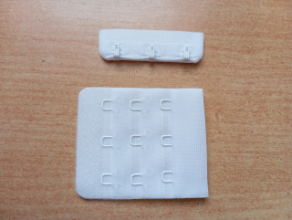 Zapínání na podprsenky šíře 50 mm, trojřadé - bílá 
